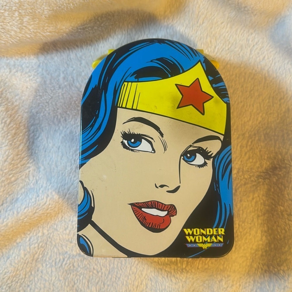 Wonder Woman Tin / new has handle and front opens see pics